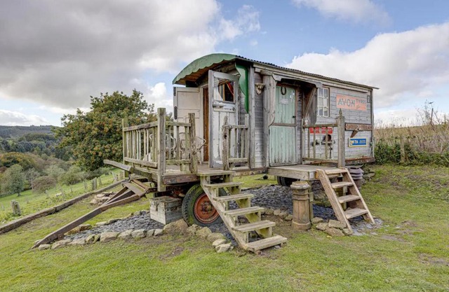 Glamping Wagon - 1 x Double Bed 2 x Single Bed