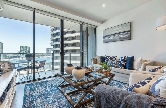 Glamptons - Stunning Waterfront Apt With Views