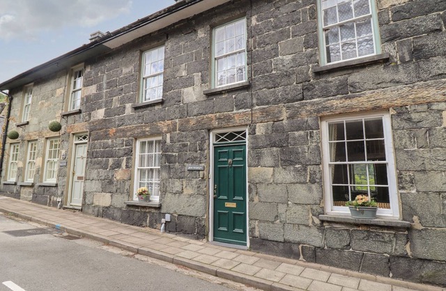 GLAN DWYRYD, pet friendly, with open fire in Penrhyndeudraeth