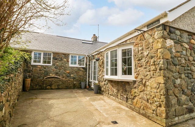 GLAN FELIN, pet friendly, with open fire in Aberdaron