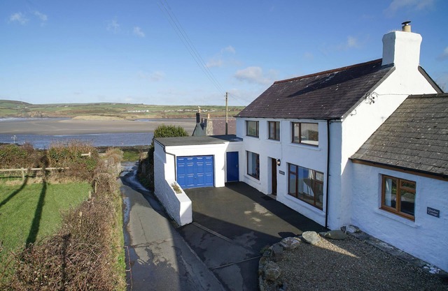 Glandwr, Newport - Four Bedroom Cottage, Sleeps 6
