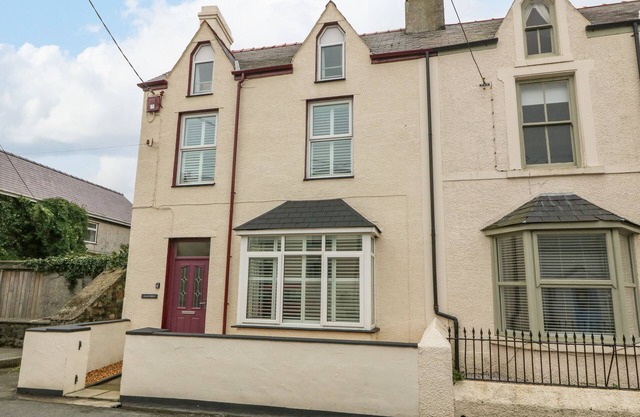GLANFFRWD - NEFYN, pet friendly, character holiday cottage in Nefyn