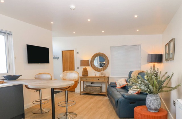 GLANMOR, pet friendly, character holiday cottage in Nefyn