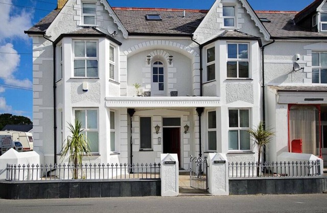 Glasfryn Penthouse - Three Bedroom Apartment, Sleeps 6