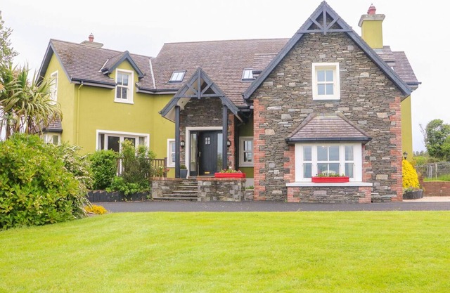 GLASMOR COUNTRY HOUSE, pet friendly in Firies, County Kerry