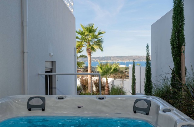 Glaucus, AmphiMatrion Luxury Apt with hot tub & common pool, 750m to the beach