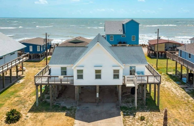 Gleaming Ocean Views From Huge Seaside Deck!