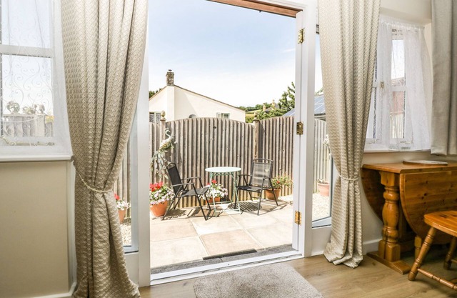 GLEBE LODGE, pet friendly, with a garden in Westbury-Sub-Mendip