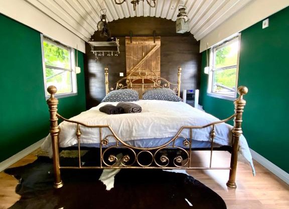 Gleis 1, Eisenbahn Waggon mit Whirlpool und Ofen