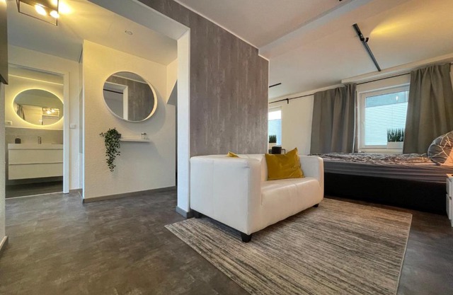 Gleis 12 , kontaktloser 24-7-Check In, barrierefrei ,Smart TV, W-LAN, Parkplatz kostenlos