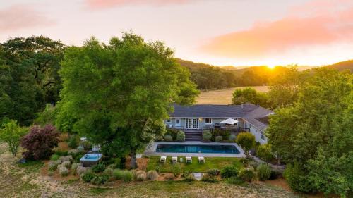 Glen Ellen Escape 5BR Retreat w Pool Hot Tub Hammocks Vineyard Views