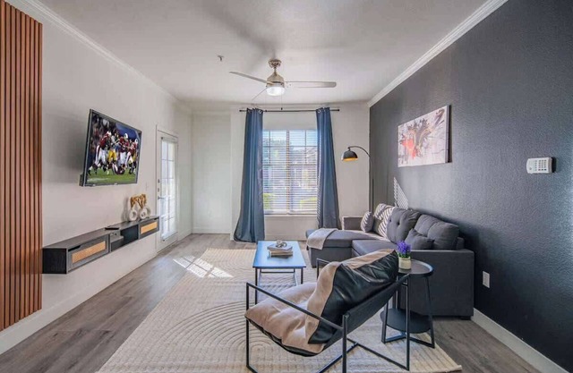 Glendale Stadium Stay | 1BD, King Bed + Parking