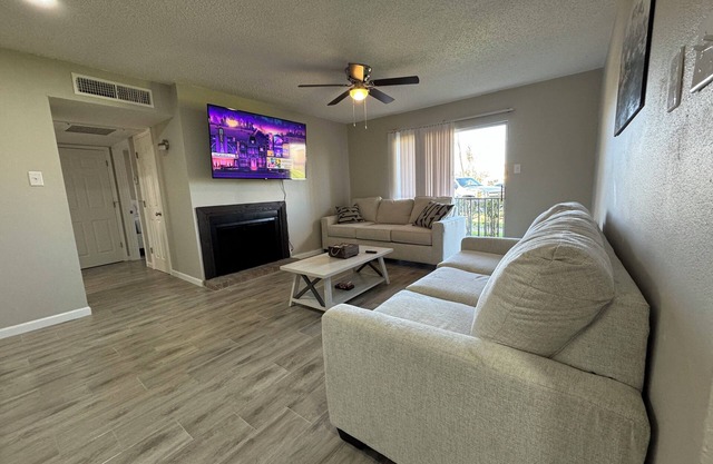 Glenmeadow Retreat 2BR Sleeps 6!