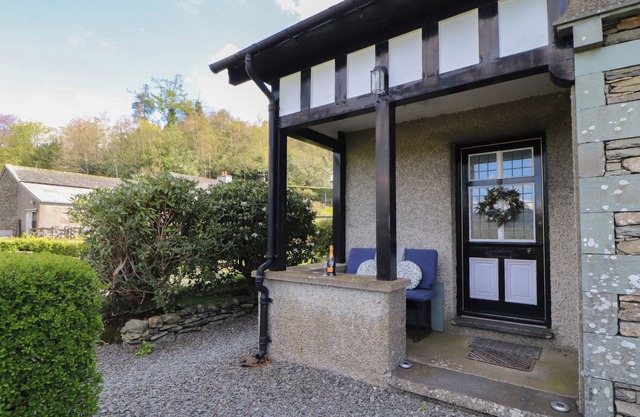 GLENSIDE, pet friendly, character holiday cottage in Far Sawrey