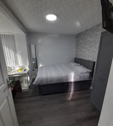 Glorious BnB Longbridge