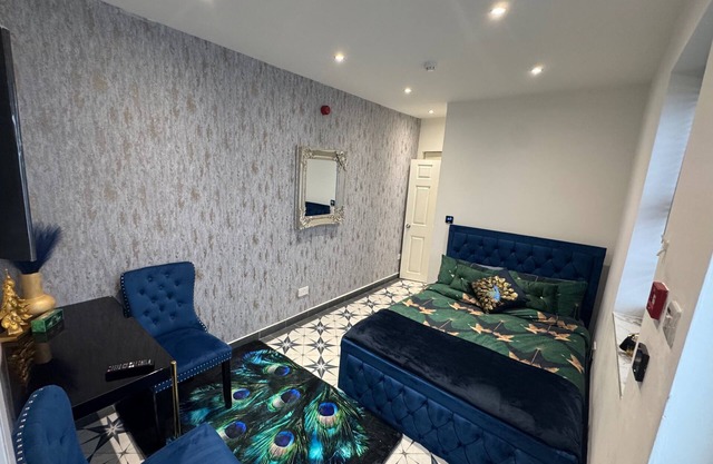 Gloucester - Apartment - Sleeps 2 - Parking - 97WS