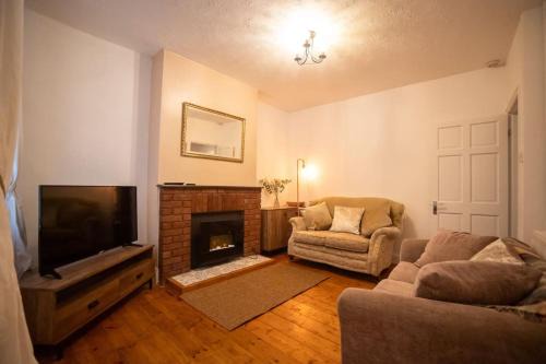 Gloucester City - Birchmore House - 2 Bedroom End Terrace Property Near To City Centre & Hospital With On-Street Parking - Sleeps 5 - Great For Hospital Workers & Contractors - Hosted by RENTMYHOUSE