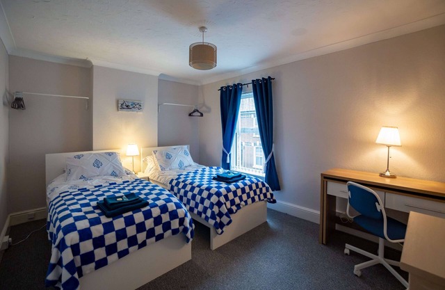 GLOUCESTER CITY – Birchmore House: 2-Bed Near Centre & Hospital, Sleeps 5