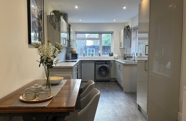 Gloucester House - 5 Bed Home - Sleeps 10 - Wifi