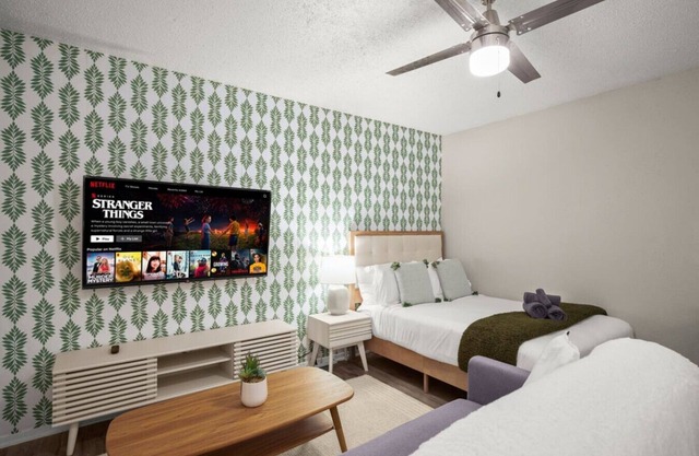 Glowing Green Studio | Stay for ACL/F1/Etc!