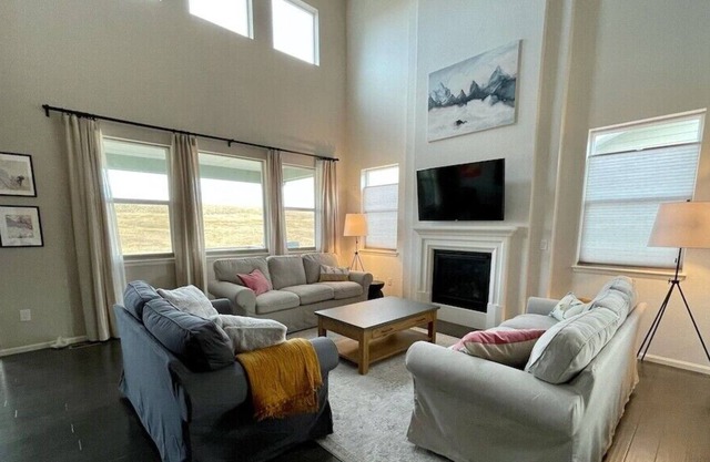 Glowing Retreat, Base of Foothills, Modern 5 BR, Entertaining Space!