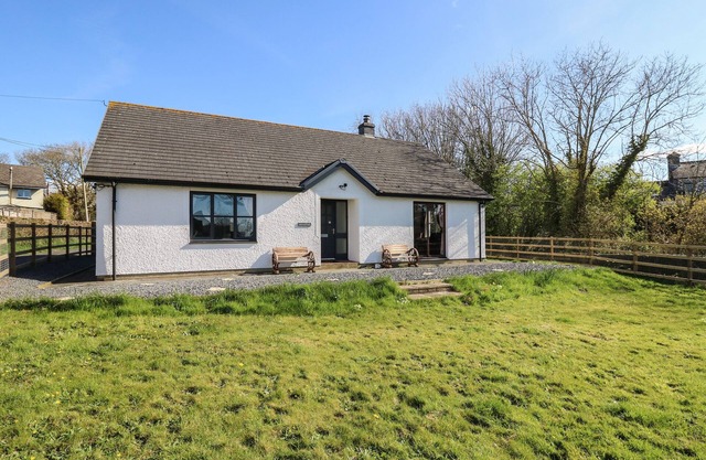 GLYN COTTAGE, pet friendly, character holiday cottage in Llanon