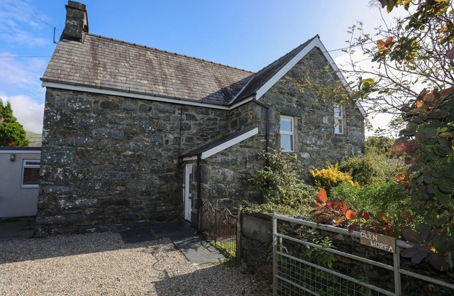 GLYN MORFA, pet friendly, character holiday cottage in Harlech