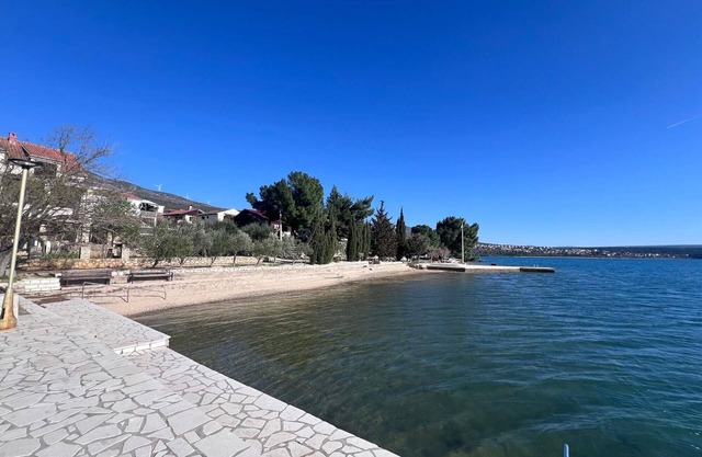 GMZ beachfront 3-bedroom apartment, shaded front yard in lovely Susnjar, Croatia