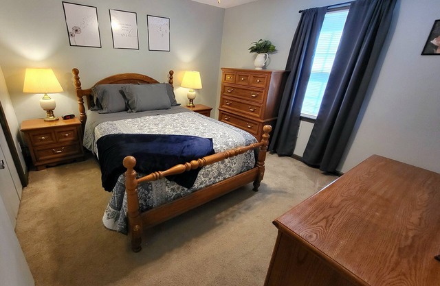 Go for a swim! Cozy, private 2-bedroom guest house with pool, near colleges.