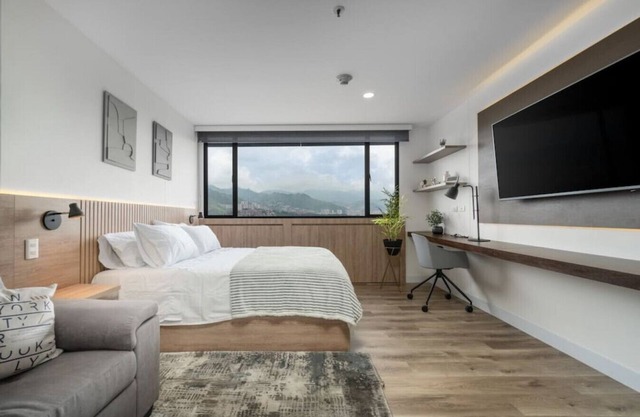 Go Living 1015 · Cozy Loft apt, kitchenette and AC with coworking