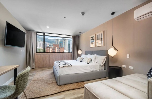 Go Living 1111 · Stylish Loft apt, city view & AC with coworking