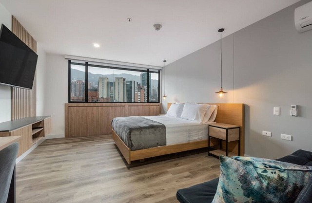 Go Living 1307 · Modern Loft apt, kitchenette & AC by HOUSY HOST