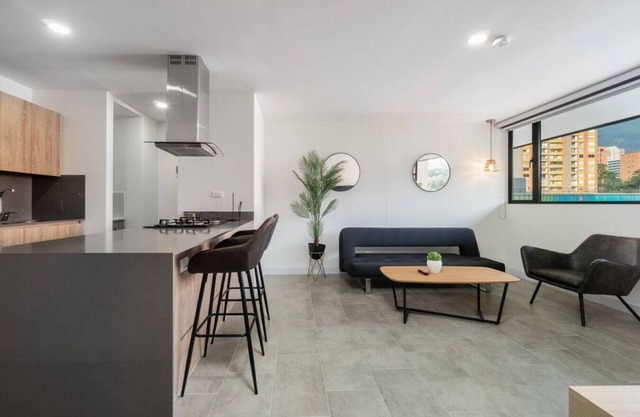 Go Living 402 · Cozy Apt near Milla de Oro with AC, GYM & Co-work
