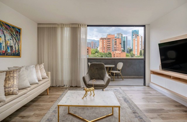 Go Living 506 · Luxury Apt near Milla de Oro with AC & Balcony