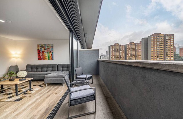 Go Living 703 · Modern Apt near Milla de Oro AC and coworking