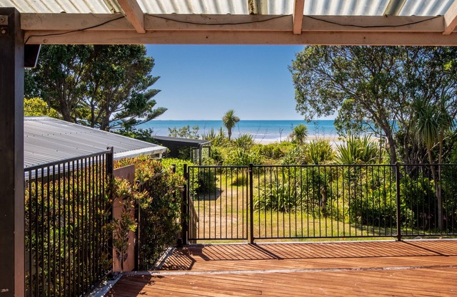 Godwit Cottage - Pākawau Beachfront Holiday Home