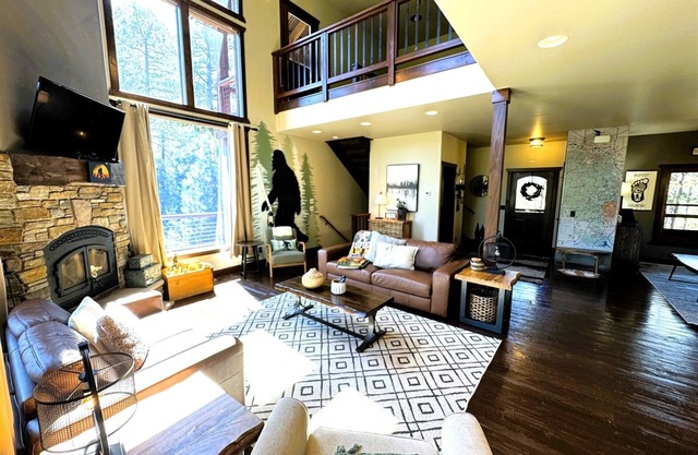 Gold Baron Lodge - Access to Pool!