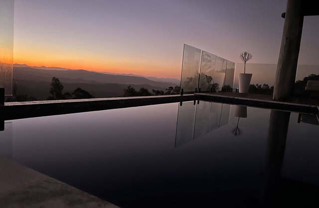 Gold Coast Hinterland Retreat | Sleeps 10 | Heated Infinity Pool | Fireplace