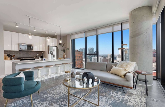 Gold Coast Retreat: Skyline Views, Walkable