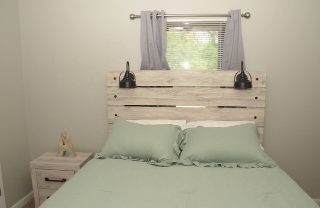 Gold Leaf Getaway: Cozy 2-bd apt in quaint Daleville, Streaming, WiFi, Near Base