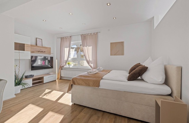 Goldcream Deluxe Suite - Modern - Netflix