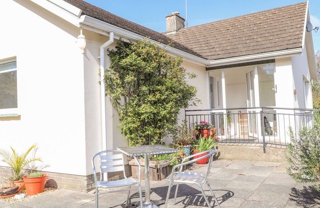 GOLDCREST, pet friendly, with a garden in Newport, Pembrokeshire