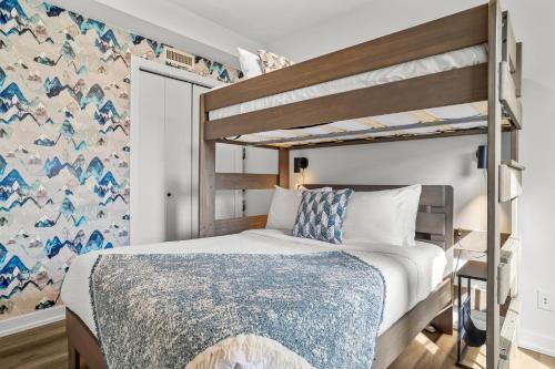 Golden Escape 2 Bdrm Mountain VIEWS - managed by Little Sister Getaways