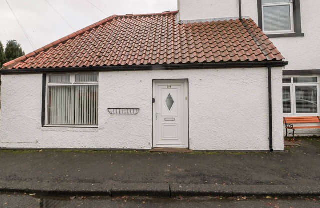 GOLDEN FLEECE COTTAGE, family friendly in Lowick