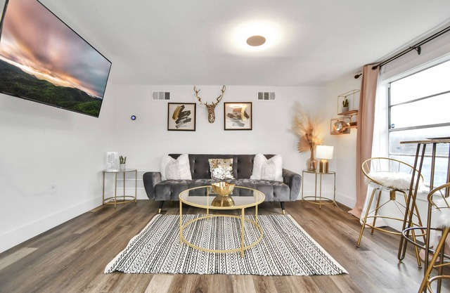 Golden Luxe Getaway ~ EaDo HTX