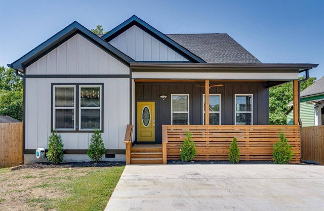 Golden Luxury Living in Downtown Chattanooga: Pet Friendly & Fenced Yard n