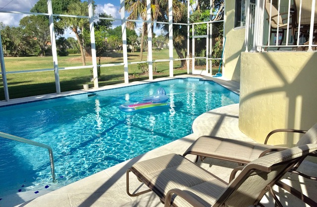 Golf Breeze Villa: Short Stroll to Beach, Fairway views Sanibel Island Golf Club