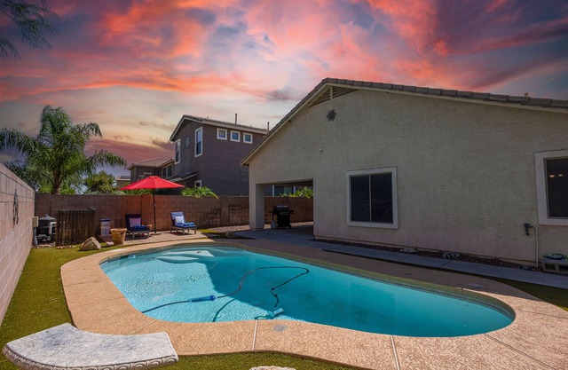 Golf Community w/Private Pool! Super Clean.
