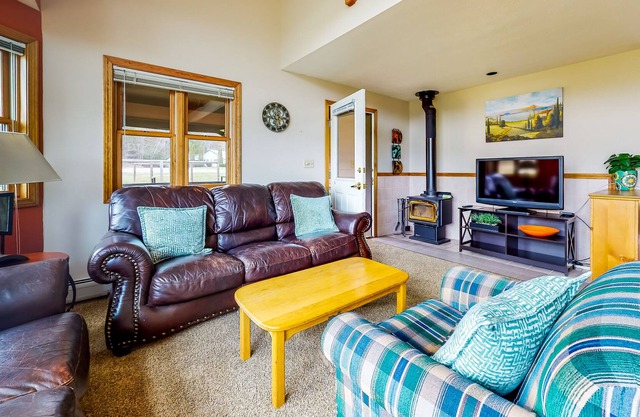 Golf-course condo with WiFI, W/D, deck, pools, hot tub, tennis, & game room