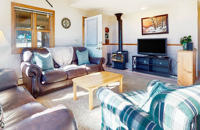 Golf-course condo with W/D, WiFi, deck, pools, hot tub, tennis, & game room